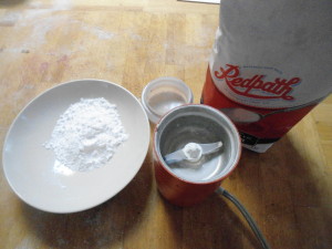 Granulated sugar, the "coffee grinder" and the resulting fine icing sugar (R to L)